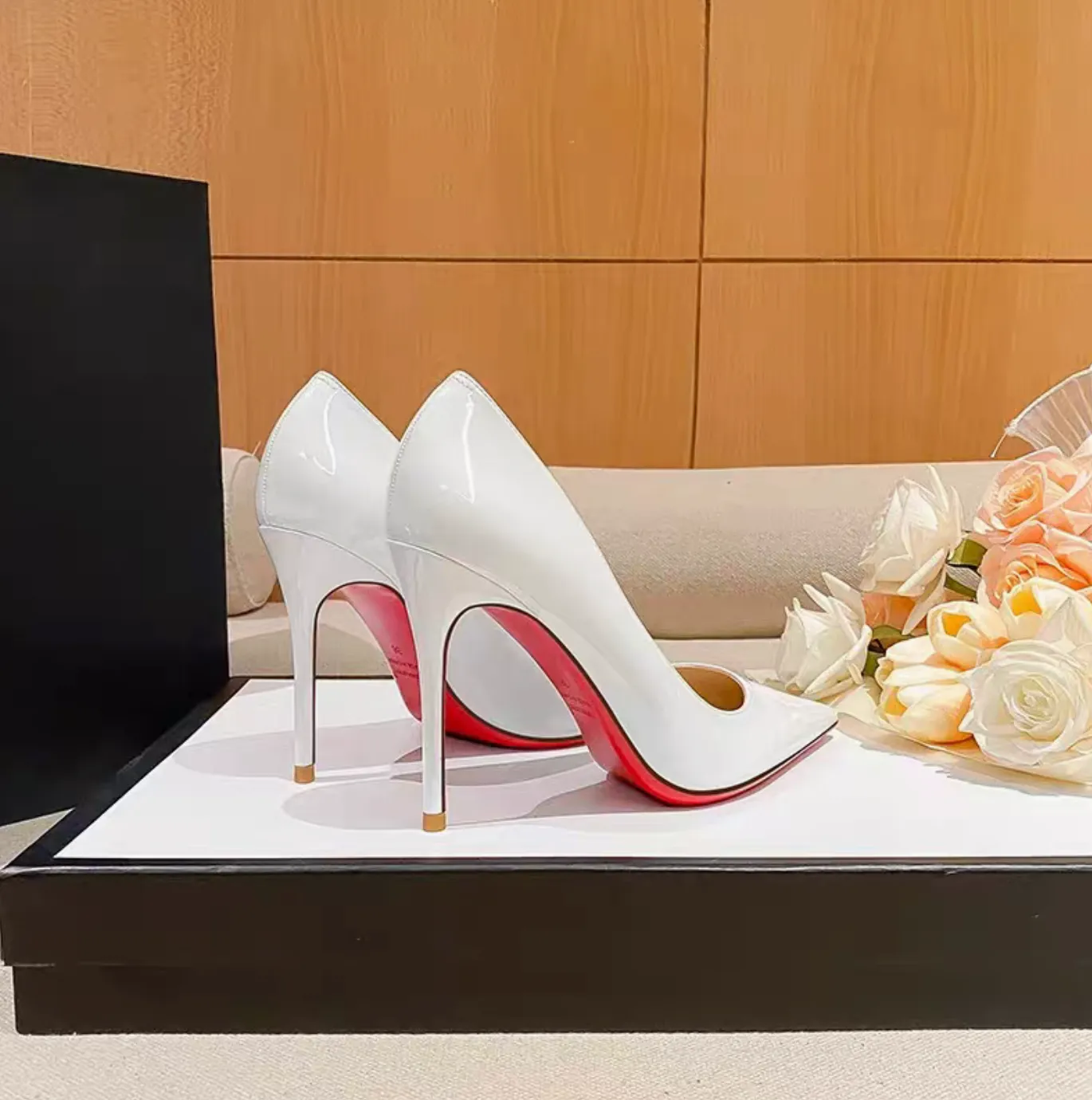 High-Heeled White Classic Stiletto Shoe